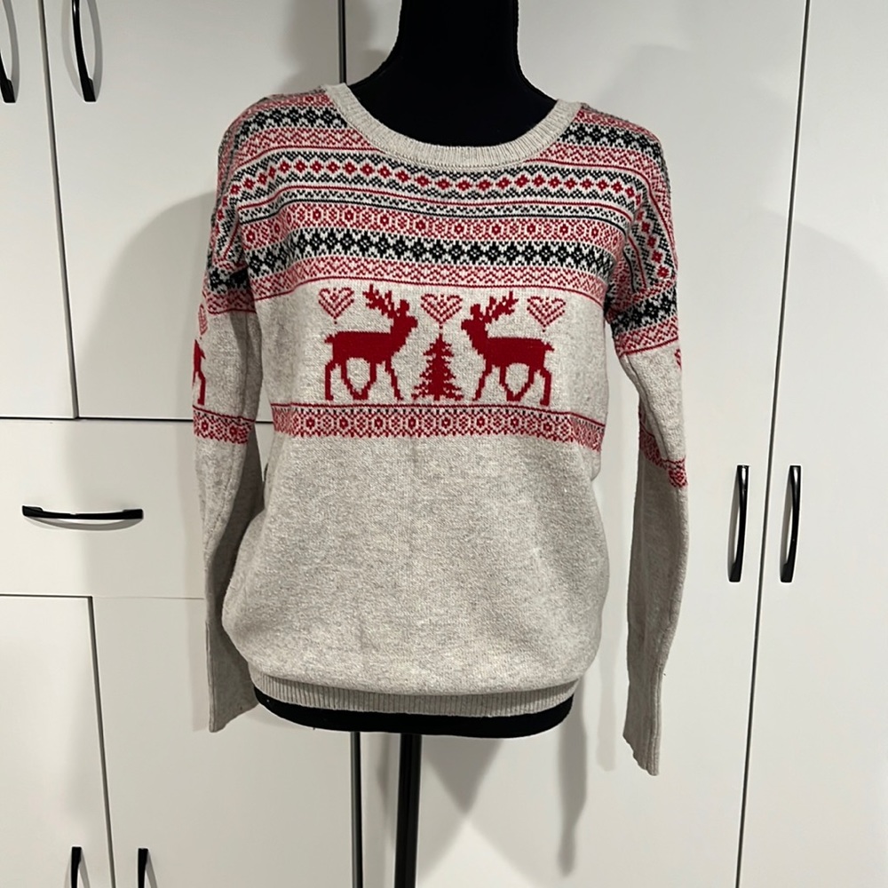 Shrinking Violet‎ sweater . Size M
